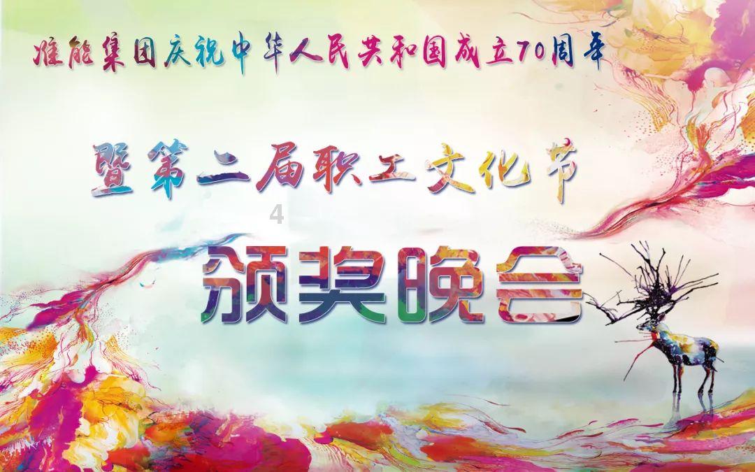 一小区外面包车起火，周围多车受损