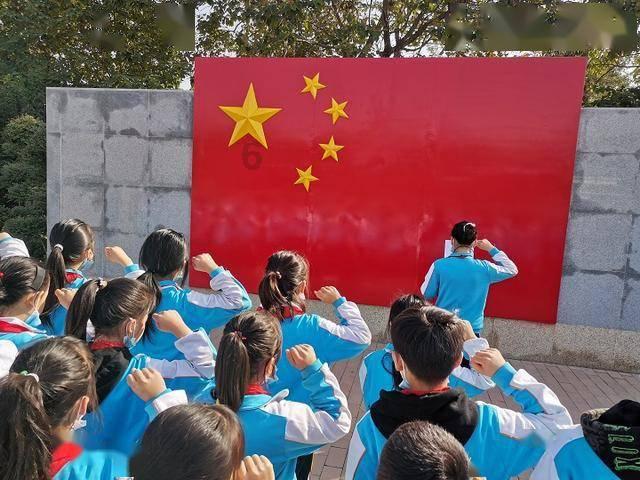 被关起来的吉娃娃为了出去，把门都给拆了，可是……
