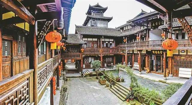 民间故事:农夫赴丧宴,路上帮巨蟒接生,蟒蛇:别坐着吃席